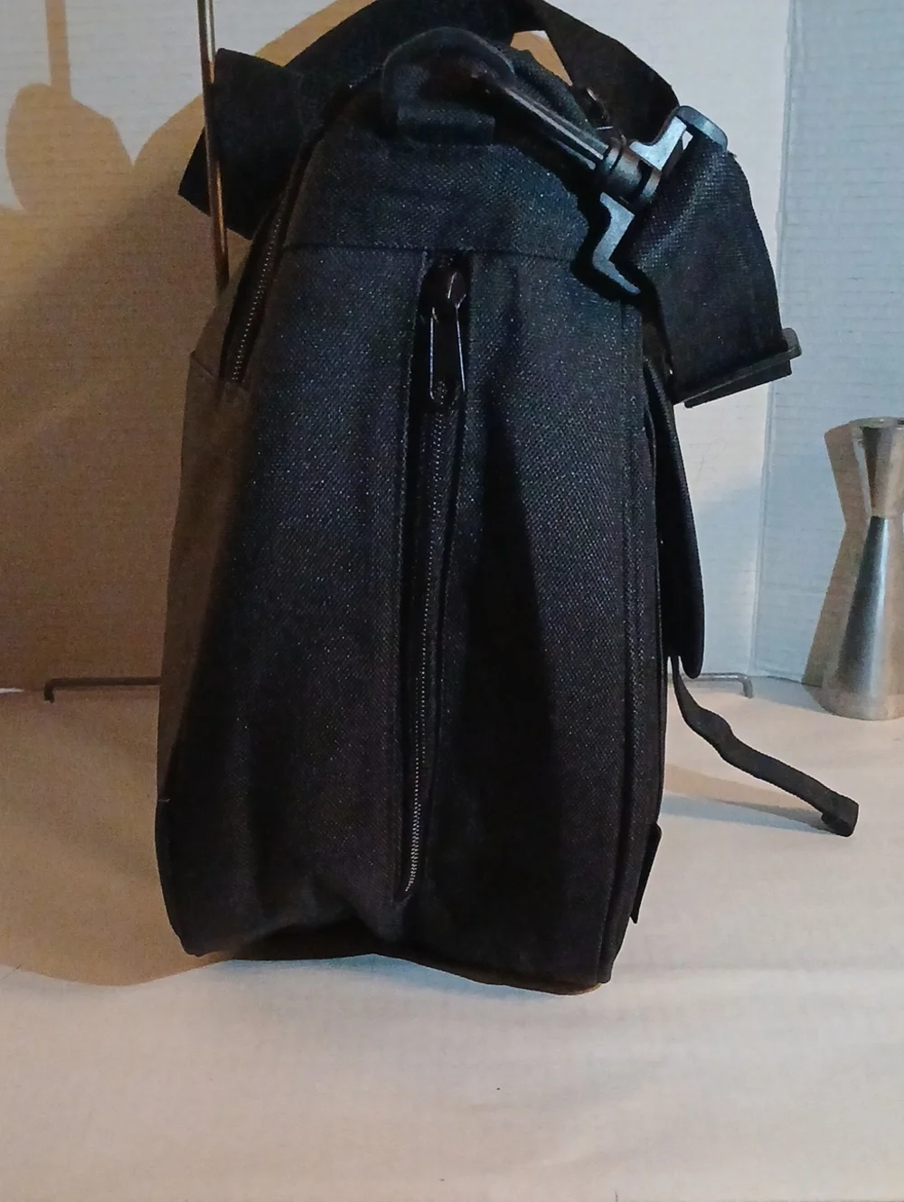 Thinsulat Black Men's Messenger Bag - Durable Everyday Carry